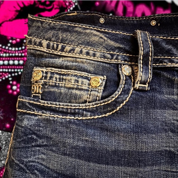 New + Exclusive Miss Me Mid-Rise Stretch Shorts (Size 34) - Picture 7 of 7